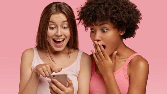 Ilustrasi - wanita melihat ramalan Shio Hari Selasa 18 September 2023