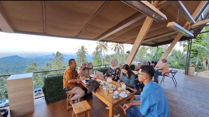 Potret suasana kafe Imah Kopi Gunung Karang.