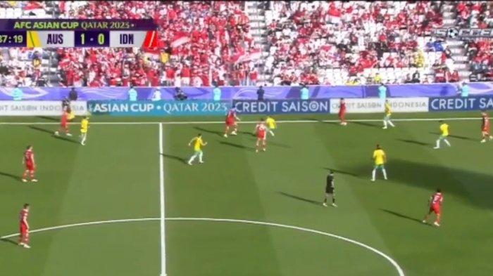 Momen jalannya pertandingan di awal babak pertama.