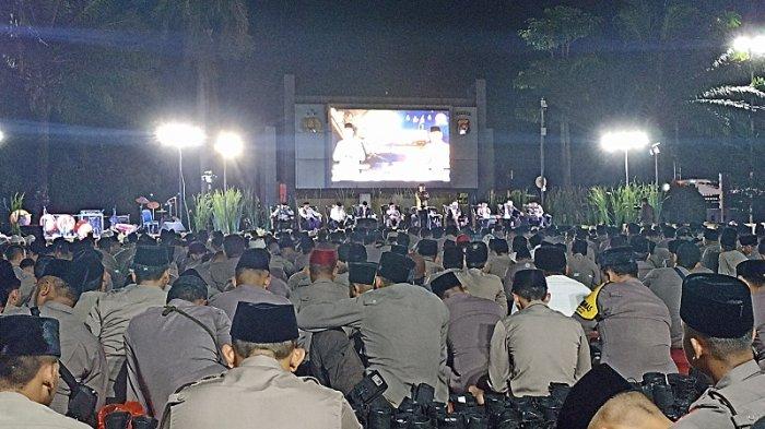 Jajaran Polda Banten memperingati malam Nuzulul Qur'an pada Ramadan 1444 H/2023 di Lapangan Mapolda Banten, pada Rabu (12/4/2023) malam.