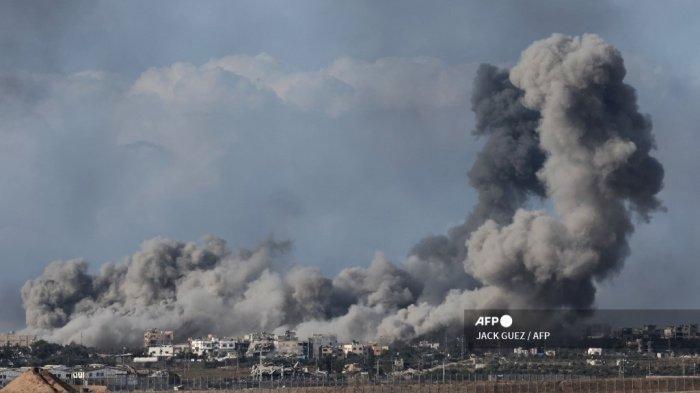 Gambar yang diambil dari Israel selatan dekat perbatasan dengan Jalur Gaza pada 9 Desember 2023, menunjukkan asap membubung selama serangan Israel di Gaza di tengah pertempuran yang sedang berlangsung dengan kelompok militan Hamas Palestina.