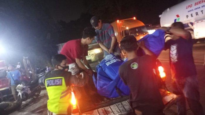 Seorang Pria Tiba-tiba Hampiri Truk yang Melaju dari Arah Merak Menuju ...