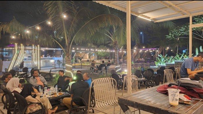 Potret Kebon Cau Coffee di malam hari.
