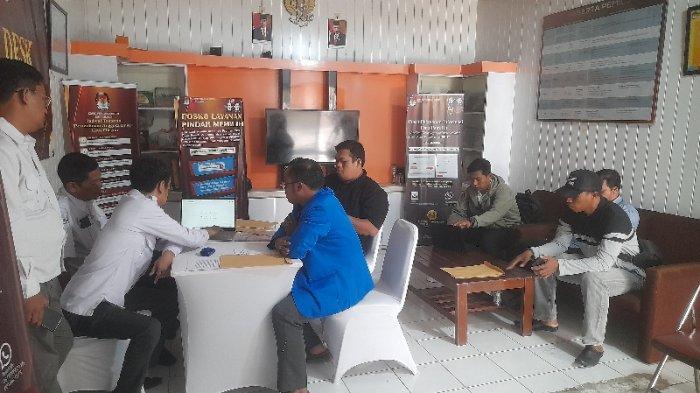 Perwakilan dari Komite Nasional Pemuda Indonesia (KNPI) Kecamatan Purwakarta bersama sejumlah warga Kota Cilegon mendatangi kantor Komisi Pemilihan Umum (KPU) Kota Cilegon, Senin (28/8/2023)