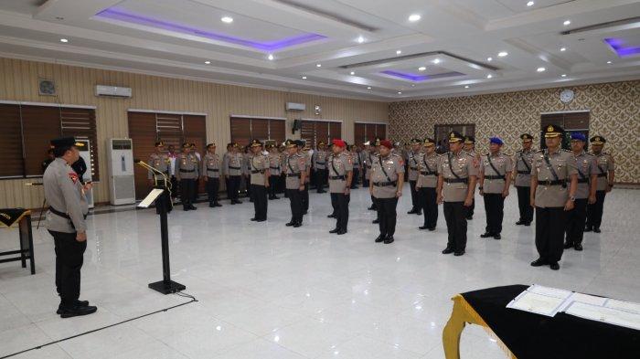 Kapolda Banten Irjen Pol Prof. Dr. Rudy Heriyanto memimpin upacara serah terima Pejabat Utama (PJU) Polda Banten. Acara bertempat di Aula Serbaguna Polda Banten pada Selasa (2/1/2024). Terdapat 9 jabatan yang diserahterimakan di Polda Banten.