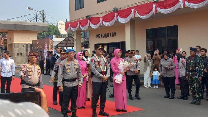 Kapolda Banten yang baru, Inspektur Jenderal (Irjen) Pol Suyudi Ario Seto disambut meriah di Mapolda Banten, Kamis (1/8/2024).