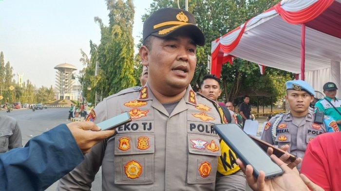 Warga Histeris Lihat Kapolres Cilegon Dan Dandim Pintu Mobil Terbuka 