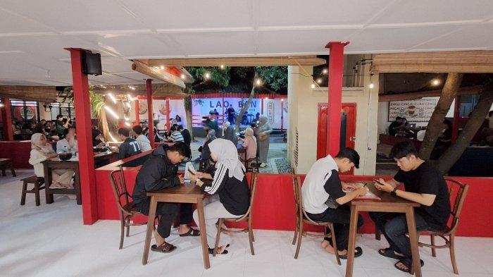 Suasana Kedai Kopi Laoban Serang by Uncle Osh. 