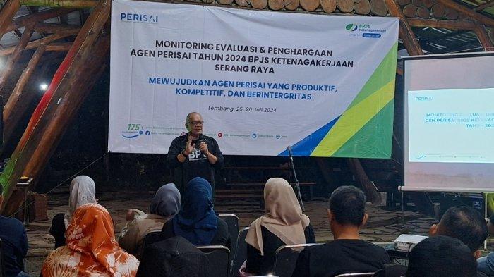 Kepala Kantor BPJS Ketenagakerjaan Serang Raya Achmad Fatoni saat berbicara di depan para Agen Perisai terbaik, Kamis (25/7/2024).