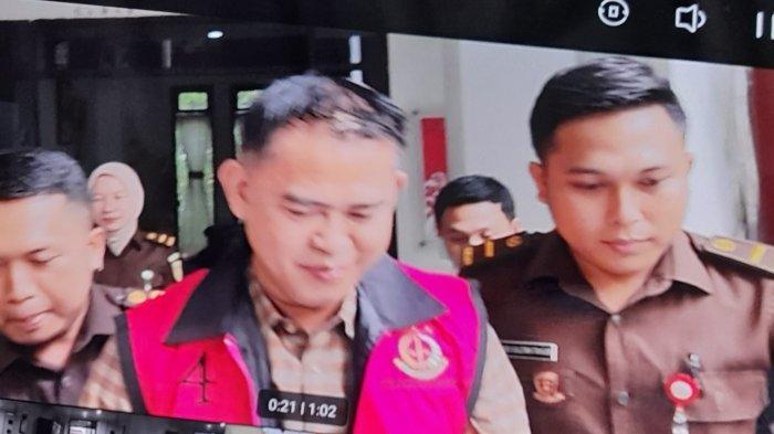 Kejaksaan Negeri Serang menahan Kepala Dinas  Badan Pengelolaan dan Keuangan Aset Daerah (BPKAD) Kabupaten Serang, Sarudin, pada Senin (26/6/2023). Upaya penahanan itu dilakukan karena Sarudin diduga melakukan korupsi 
proyek pengadaan langsung mebel di dua instansi pemerintah.