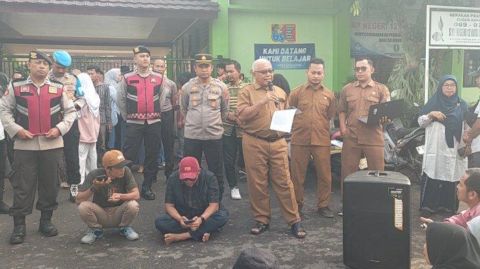 Kepala SMPN 12 Kota Serang beri klarifikasi usai demo orang tua murid terkait PPDB 2025. Pendaftaran bukan dilakukan sekolah, tapi oleh orang tua.