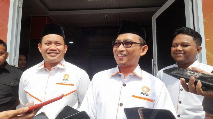 Ketua DPD Partai PKS Kota Serang, Hasan Basri (tengah), di Graha PKS Kota Serang, Minggu (12/6/2022).