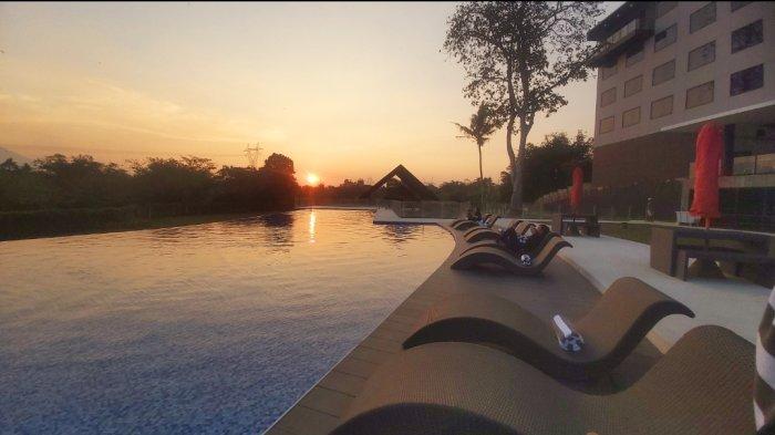 Aston Serang juga memiliki kolam renang yang luas, dengan pemandangan pesawahan, untuk meningkatkan relaksasi dan penyegaran. Di kolam renang ini, tamu hotel bisa menikmati pemandangan sunset yang sangat indah.