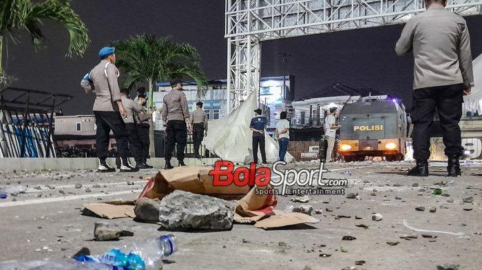 Komunitas Bobotoh terlibat bentrok dengan aparat kepolisian kala Persib Bandung bertandang ke markas Dewa United