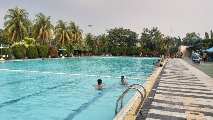 Kolam rrnang utama Krakatau Water World (KWW) di Kota Cilegon yang luas.