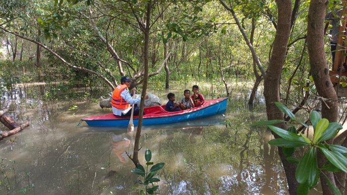 Lembur Mangrove Patikang merupakan salah satu tempat wisata di Kabupaten Pandeglang, Banten.