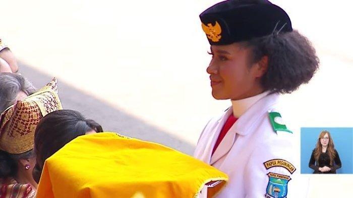 Lilly Indiani Suparman Wenda membawakan baki Bendera Merah Putih kepada Presiden Joko Widodo, Kamis (17/8/2023).