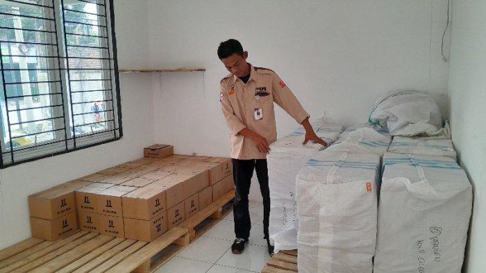 Gudang logistik Pemilu 2024 KPU Kota Cilegon di Jalan Raya KH. Ishak, Sukmajaya, Kecamatan Jombang, Kota Cilegon.