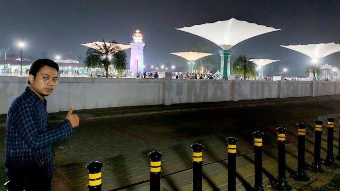 Kawasan Wisata Banten Lama tetap ramai dikunjungi wisatawan atau peziarah di malam hari.
