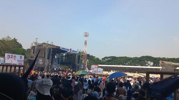 Massa membludak memadati lapangan Stadion Maulana Yusuf,  Kota Serang, Kamis, (17/10/2024).