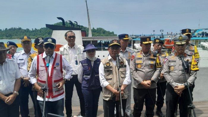 Menhub Budi Karya Sumadi menjawab keluhan calon penumpang kapal di Pelabuhan Merak soal kebijakan pembelian tiket sebelum radius 4,71 kilometer.
