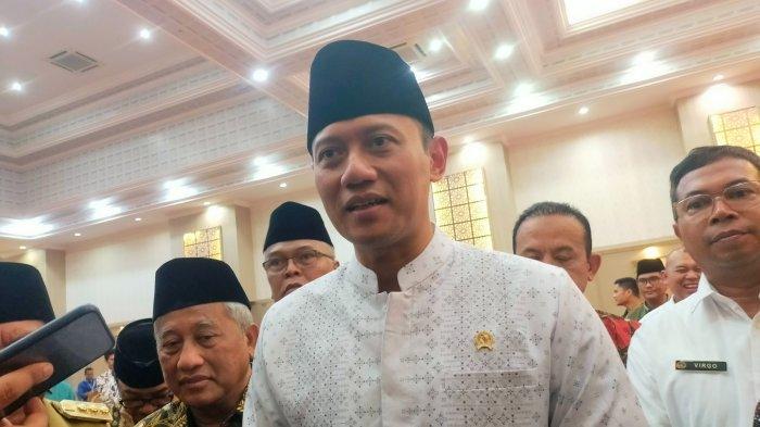 Menteri ATR/BPN Agus Harimurti Yudhoyono (AHY) bagi-bagi puluhan sertifikat tanah wakaf di Pendopo Gubernur Banten, Selasa (26/3/2024).