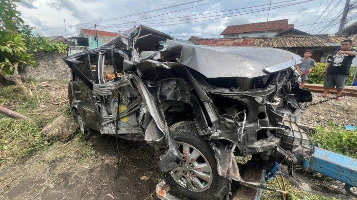 Satu unit kendaraan jenis Kijang Innova  A 1598 AS tertabrak kereta lokal No KA 313 dari arah Merak - Rangkasbitung. Sabtu, (22/3/2025).