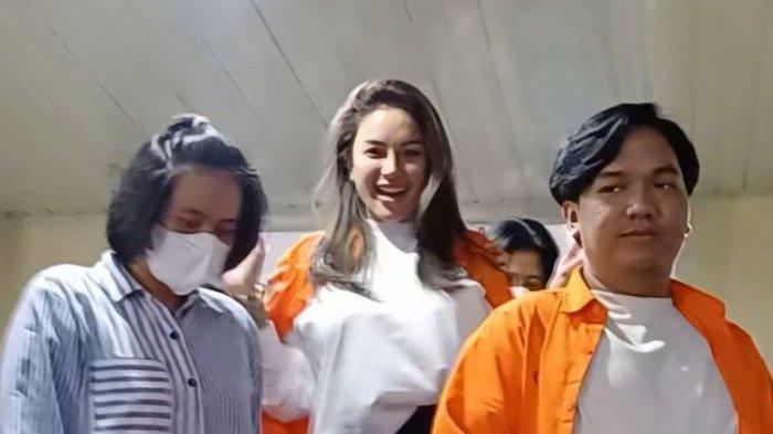 NIKITA MIRZANI DITAHAN - Direktorat Reserse Siber Polda Metro Jaya resmi menahan Nikita Mirzani dan asistennya, Mail Syahputra, atas kasus dugaan pemerasan, pengancaman, serta tindak pidana pencucian uang (TPPU), Selasa (4/3/2025).