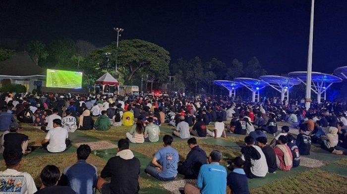 Ribuan orang berbondong-bondong Nobar Timnas Indonesia vs Yordania, di Alun-alun Kota Cilegon, Minggu (21/4/2024) malam pukul 22.30 WIB.