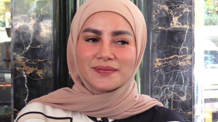 Pemain sinetron dan film Olla Ramlan masih betah menjanda setelah pernikahannya dengan Aufar Hutapea berakhir cerai pada 2022.