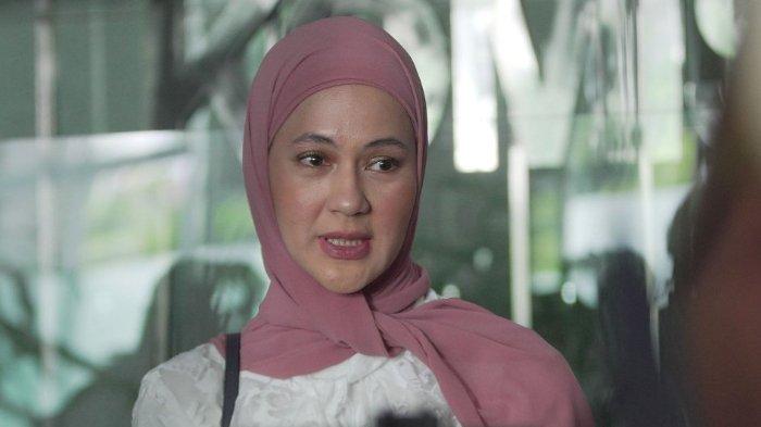 PAULA DAN HOTMAN - Paula Verhoeven saat tiba di Gedung Komisi Yudisial, Jakarta Pusat, Kamis (17/4/2025). Paula Verhoeven minta bantuan Hotman Paris setelah disebut melakukan perselingkuhan. 