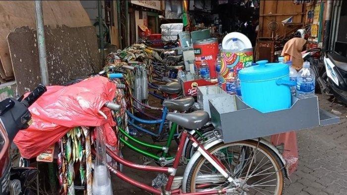 Sepeda pedagaang 'Starling' berjejer rapi di Jalan Prapatan Baru RT 001/RW 05, Kelurahan Senen, Kecamatan Senen, Jakarta Pusat. 