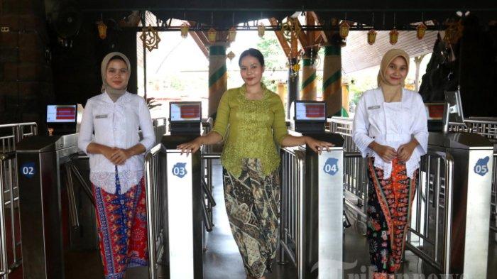 HARI KARTINI- Pegawai berpose mengenakan kebaya di Dufan, Taman Impian Jaya Ancol, Jakarta, Minggu (21/4/2024). Pegawai perempuan Taman Impian Jaya Ancol mengenakan kebaya dalam rangka Hari Kartini yang diperingati setiap 21 April. (TRIBUNNEWS/IRWAN RISMAWAN)