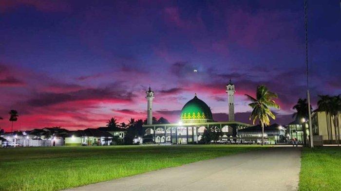 Pemandangan langit yang indah menyelimuti Masjid As-Syifa, masjid utama Ponpes Daar El-Qolam saat waktu petang.