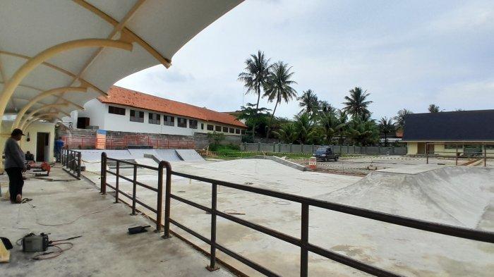 Pemerintah Kota Cilegon sedang membangun lapangan skateboard atau skate park di Taman Cibeber. Lapangan dengan luas sekitar 12×30 meter itu dibangun di tengah pusat Taman Cibeber, Kecamatan Cibeber, Kota Cilegon.