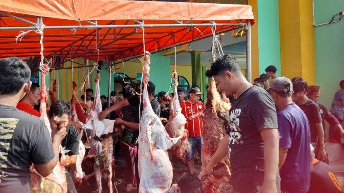 warga Kota Serang antusias melihat penyembelihan hewan kurban pada Perayaan Idul Adha 1444 H di Cimungcang, Kota Serang