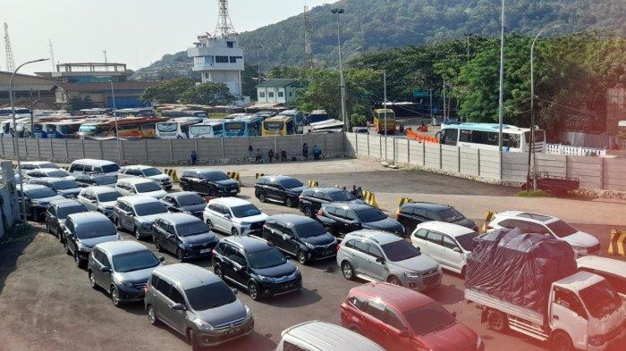 H-1 hari raya Idul Adha 2023 pemudik mulai memadati Pelabuhan Merak, Rabu (28/6/2023).