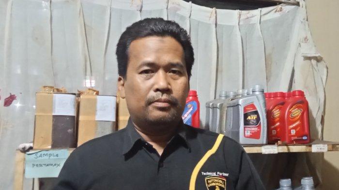 Pengawas SPBU atau Pom Bensin Kadubanen, Kabupaten Pandeglang saat ditemui TribunBanten.com, Senin (17/2/2025)..