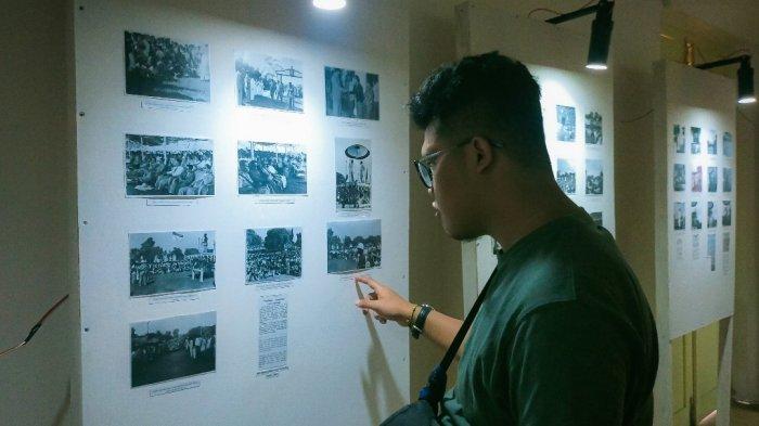 Pengunjung saat berada di Pameran Foto Soekarno di Museum Multatuli, Kamis (1/12/2022).
