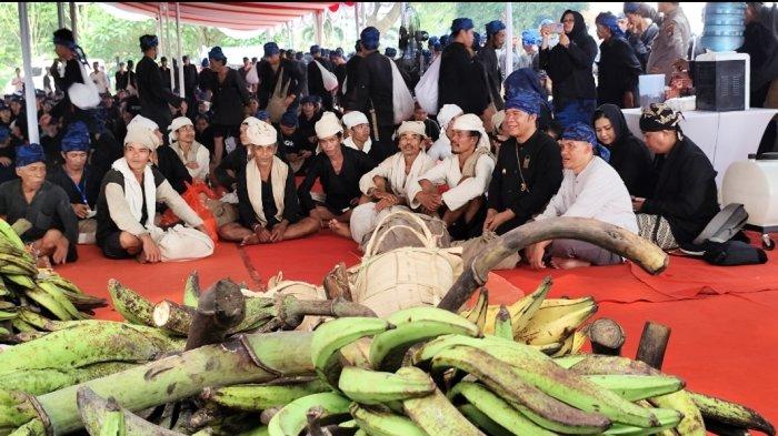 Pj Gubernur Banten Al Muktabar menyambut ribuan warga adat Baduy  di Pendopo Lama Gubernur Banten, Sabtu (18/5/2024).