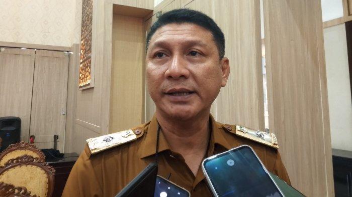 Plt Kepala Bapenda Banten, Deden Apriandhi Hartawan saat memberikan keterangan pers.