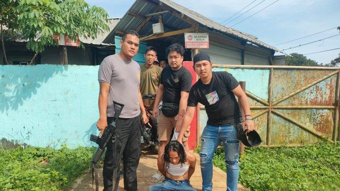 Polisi meringkus AS (30) ayah kandung yang tega membunuh anak kandung NL (3) pada Selasa (18/6/2024) di Kampung Cibarugbug, Desa Citaman, Kecamatan Ciomas, Kabupaten Serang, pukul 04.00 WIB.