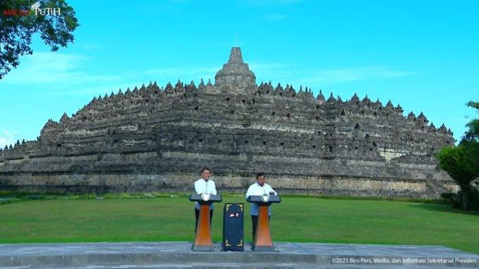 Presiden RI Prabowo Subianto mendampingi Presiden Prancis Emmanuel Macron yang mengunjungi Candi Borobudur.