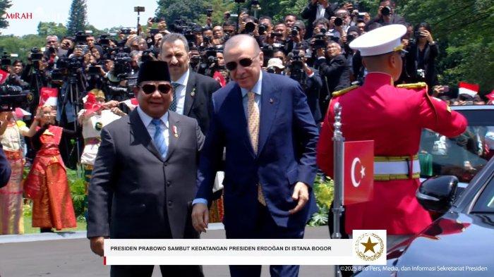 Presiden Prabowo Subianto menyambut kedatangan Presiden Turkiye Recep Tayyip Erdogan di Istana Kepresidenan Bogor, Jawa Barat, pada Rabu, (12/2/2025). Di Istana Bogor, kedua pemerintahan Indinesia dan Turki menggelar pertemuan bilateral.