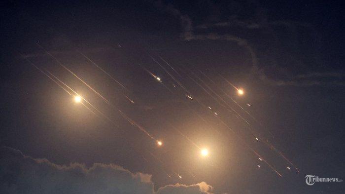 Gambar ini menunjukkan proyektil yang dicegat oleh Israel di dekat kota utara Baqa al-Gharbiya pada tanggal 1 Oktober 2024. - Sirene serangan udara berbunyi di Israel tengah pada tanggal 1 Oktober, kata militer, sehari setelah tentara melancarkan operasi darat ke Lebanon selatan yang menargetkan posisi Hizbullah. 