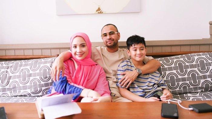 Raffi Ahmad dan Nagita Slavina merupakan pasangan selebriti atau pasangan artis yang paling populer di Indonesia. 