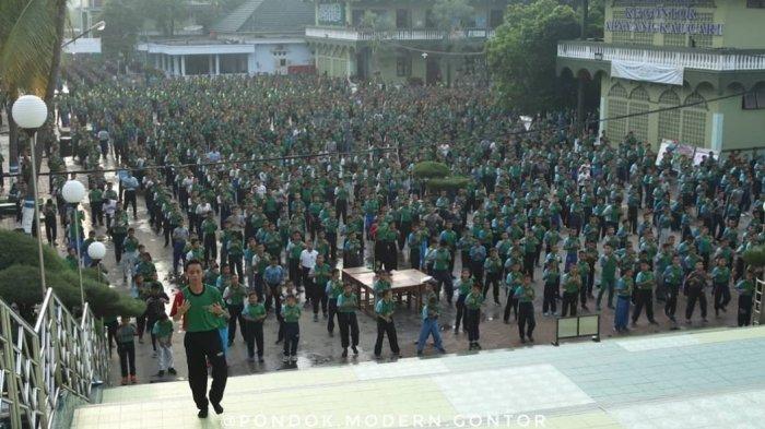 Ribuan santri Pondok Modern Darussalam Gontor sedang berkumpul di depan masjid.