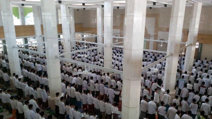 Ribuan santriwan Ponpes Daar El-Qolam melaksanakan sholat dzuhur berjamaah.