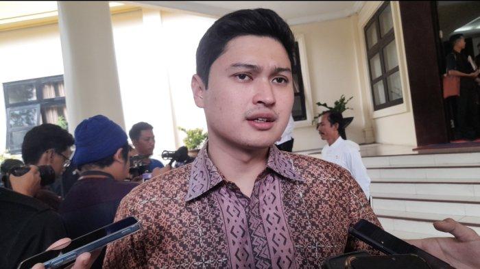 Anggota Komisi I DPR RI Rizki Natakusumah, anak dari Bupati Pandeglang Irna Narulita, disebut-sebut akan maju ke Pilkada Pandeglang 2024. 
