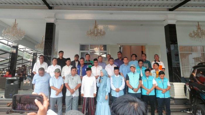 Paslon Ratu Rachmatu Zakiyah dan Najib Hamas melakukan konferensi pers, di kediamannya di Desa Sindang Heula, Kecamatan Pabuaran, Kabupaten Serang, usai dinyatakan menang dalam quick count, Sabtu (19/4/2025).